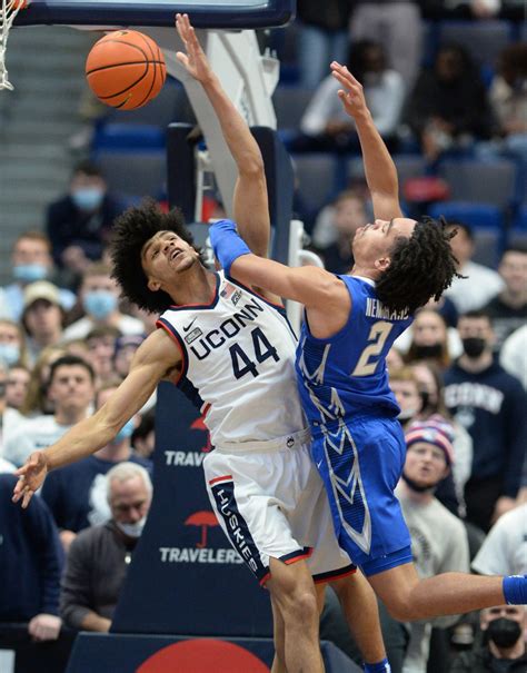 Pictures: UConn men vs. Creighton – Hartford Courant