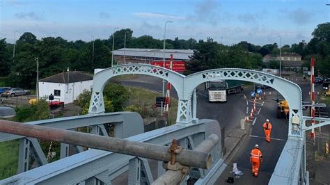 Sutton Bridge crossing: Relief for motorists as route reopened - BBC News