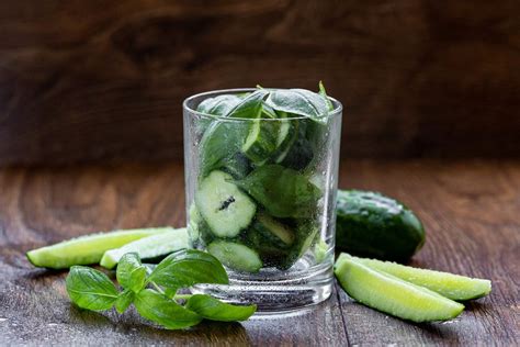 A man's hand pours a healthy green spinach-almond smoothie into a glass - Creative Commons Bilder