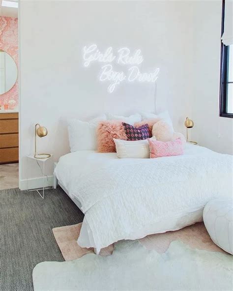 20+ Neon Sign Bedroom Ideas