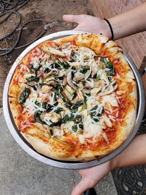 [Homemade] Chicken/spinach/mushroom pizza! : r/food