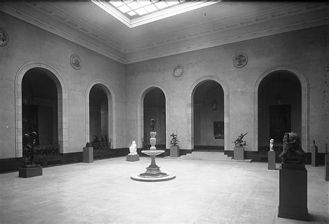 File:Art Gallery of Ontario sculpture court.jpg - Wikimedia Commons