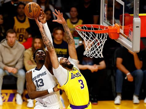 Watch: Anthony Davis catches an insane lob and throws down a monster dunk over Jaren Jackson Jr.