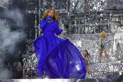 Beyoncé Pays Tribute To Tina Turner, Performing 'River Deep - Mountain ...