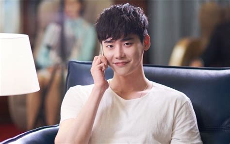 Lee Jong Suk luce encantador en imágenes reveladas del drama “W” | Soompi