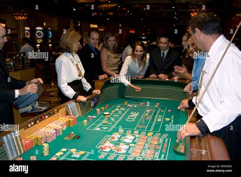 Craps la tabla en Las Vegas, Nevada del Caesars Palace y Casino ...