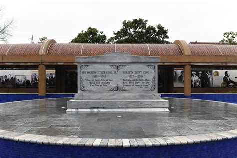 Martin Luther King Jr Gravesite - Photos Atlanta Remembers Martin ...