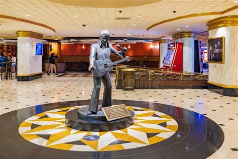 Statue of the Elvis Presley Museum Editorial Photography - Image of ...