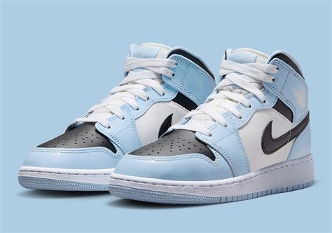 El Air Jordan 1 Mid GS Recibe Una Ola Fresca De "Ice Blue ...