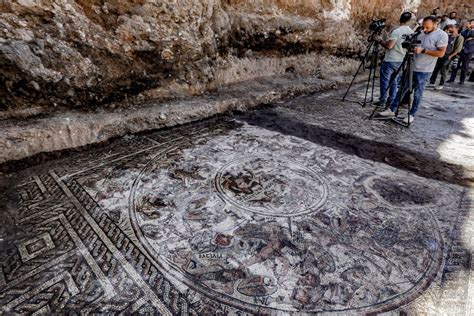 ‘Rare’ Mosaic Showing Legendary Trojan War Unearthed By Archeologists ...