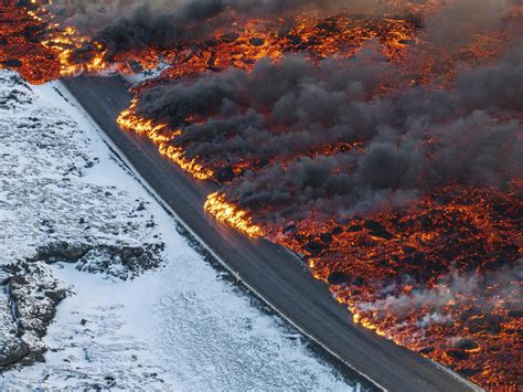 Islanda, il vulcano pronto a eruttare distrugge la città di Grindavik: crepe e voragini nelle strade