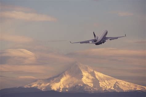 What Causes Turbulence on a Plane? What to Know Before Your Next Flight | Skyscanner