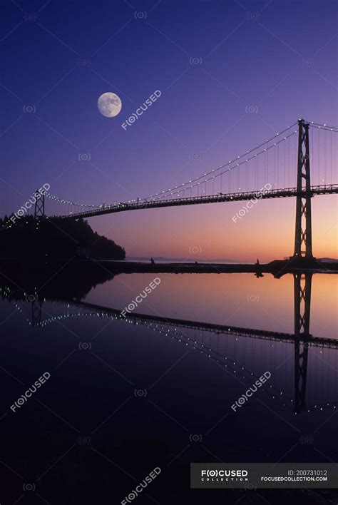 Lions Gate Bridge illuminated at night, Vancouver, British Columbia ...