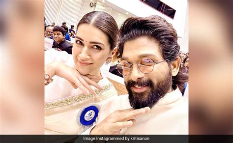 National Awards: Selfie Of Kriti Sanon And Allu Arjun Striking Pushpa ...