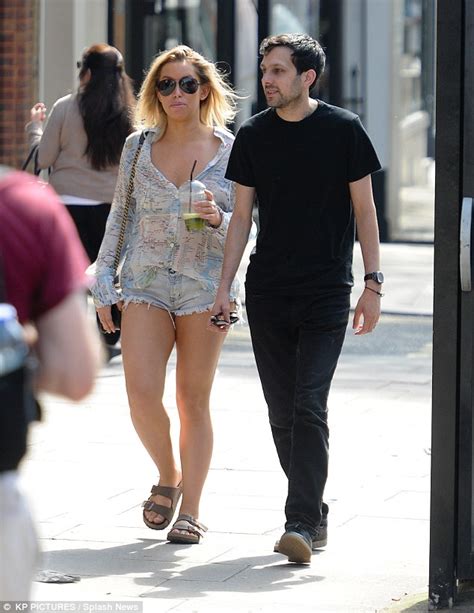 Dynamo's wife Kelly showcases her shapely pins in a pair of Daisy Dukes ...