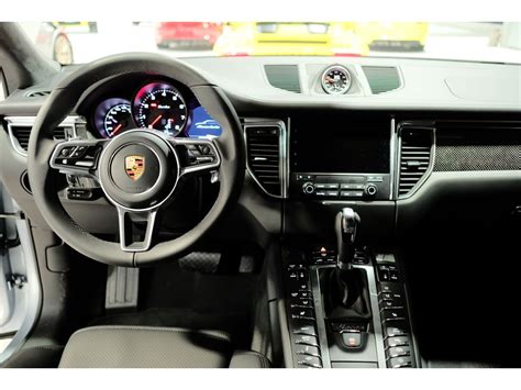 2025 Porsche Macan: 92 Interior Photos | U.S. News