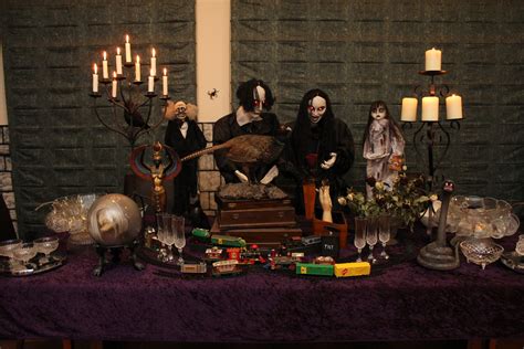 Cách trang trí Halloween addams family halloween decorations độc đáo và ...