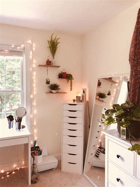 INSTA@AVEMOSER white walls fairy lights green plants tapestry bedroom ...