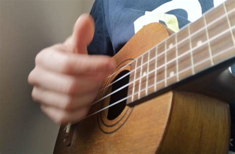 Ukulele zupfen lernen mit Plektron und Fingerpicking | bandup