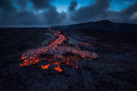 Hawaii Volcano Lava Flow - Nature HD Wallpaper by Tom Kualii