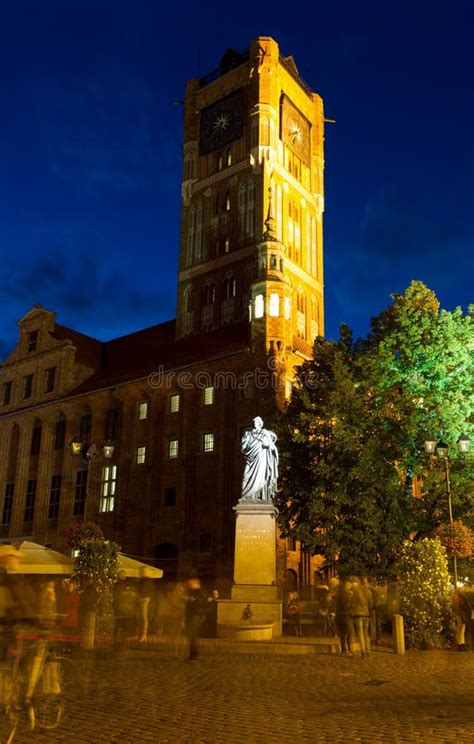 Stadhuis En Copernicus-monument In Torun Redactionele Foto - Afbeelding bestaande uit ...