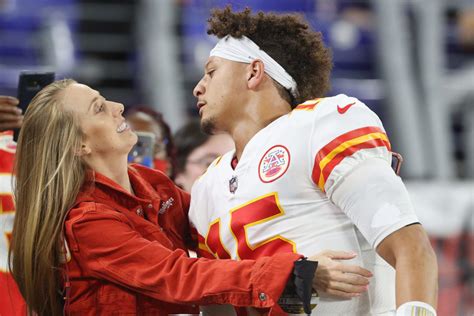 Patrick Mahomes' Wife Has 4-Word Message Before Playoffs - The Spun