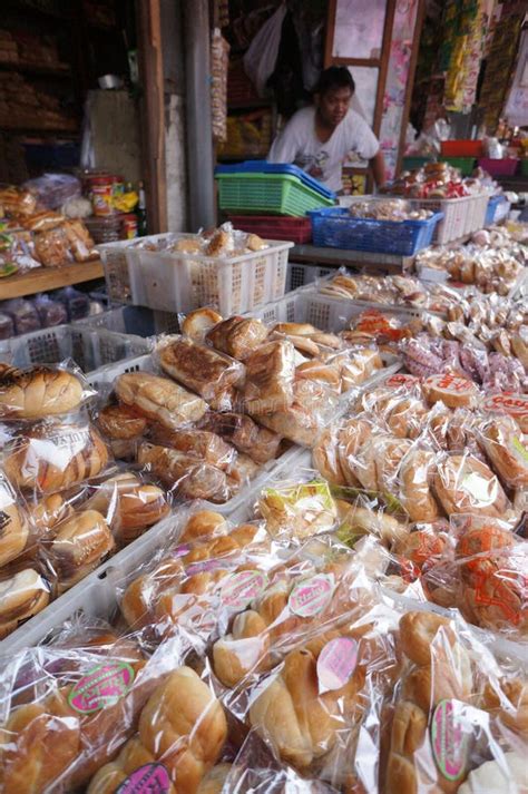 Packaged Bread Section in Supermarket. Long Aisle Loaves of Bread for Sale in Grocery Store ...