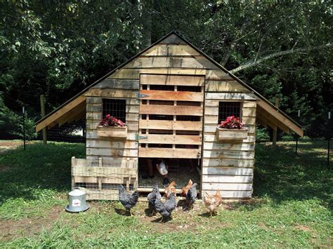 Chicken coop made from pallets!!! I want this for the Guinnea Hens I want to get to eat ticks ...