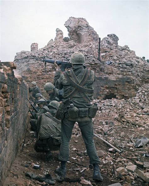 Marines during the Battle of Hue, Tet Offensive, Feb 1968 Hue Vietnam ...