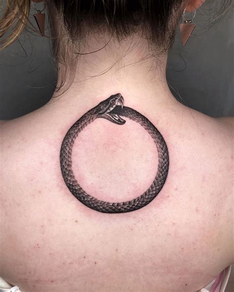 Tatuagem ouroboros: 77 inspirações para uma tattoo cheia de significado | Ouroboros tattoo ...