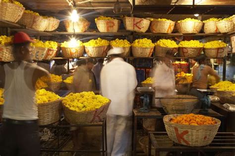 14 Best Mumbai Markets for Shopping and Sightseeing