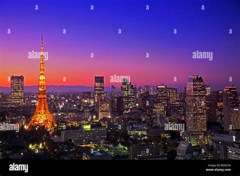 Sunset view of Tokyo Tower and central Tokyo skyline, Japan Stock Photo ...