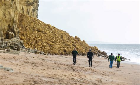 Dorset cliff collapse: Video shows walkers avoid rockfall [Video]