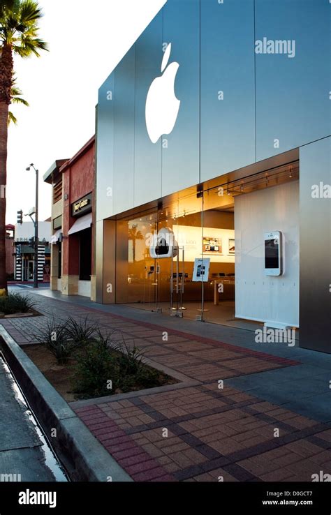 The Apple Store on EL Paseo Drive in Palm Desert California Stock Photo ...