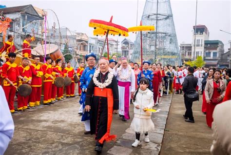 Clericalism disheartens Catholics in Vietnam - UCA News