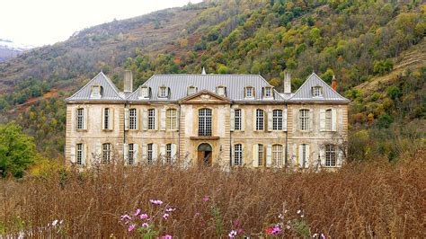 An 18th-Century French Château Prepares for Winter - Vogue