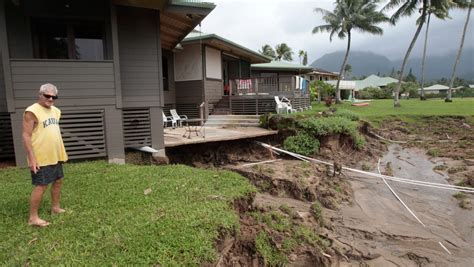 Heavy rains cause flooding in Hawaii