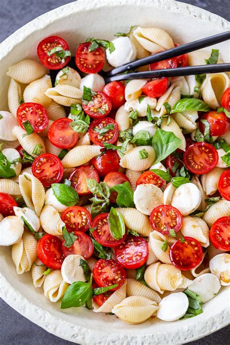 Caprese Pasta Salad Recipe (Quick & Easy) - Momsdish