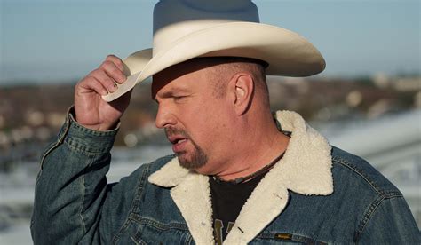 What Guitar Does Garth Brooks Play?