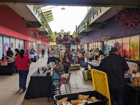 Mexican shoppers swarm Laredo's Mall del Norte, Outlet Shoppes