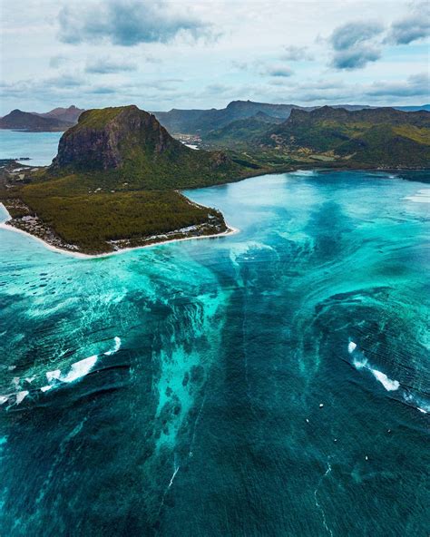 Unbelievable Underwater Waterfall Mauritius : r/pics