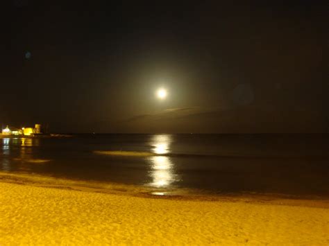 Playa de noche con luna - Imagui