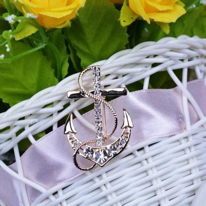 Navy Anchor Pin on Luulla