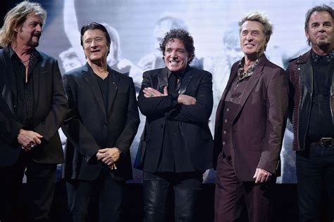 Steve Perry Reunites with Journey at Rock Hall Induction | PEOPLE.com