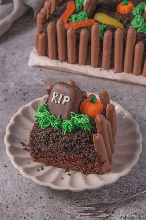 Halloween Graveyard Cake - The Baking Explorer