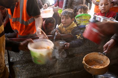 FOTO: Bertahan Hidup dari Kelaparan, Anak-anak Palestina Rela Antre Demi Mendapatkan Makanan