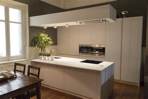 Cocina moderna blanca con isla americana y encimera de silestone ...