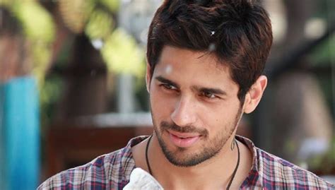 Sidharth Malhotra spies on his 'Ek Villain' audience