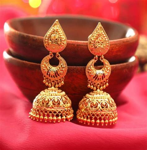 Pretty gold dangler Gold Jhumka Earrings, Gold Bridal Earrings, Pearl Jewelry Necklace, Jewelry ...