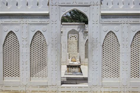 File:Tomb of Babur-2.jpg - Wikimedia Commons